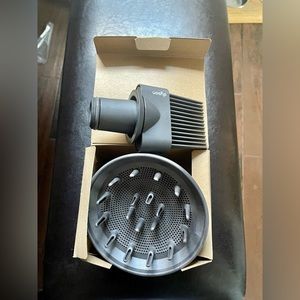 Dyson supersonic attachments: 1 Diffuser 1 Wide tooth comb